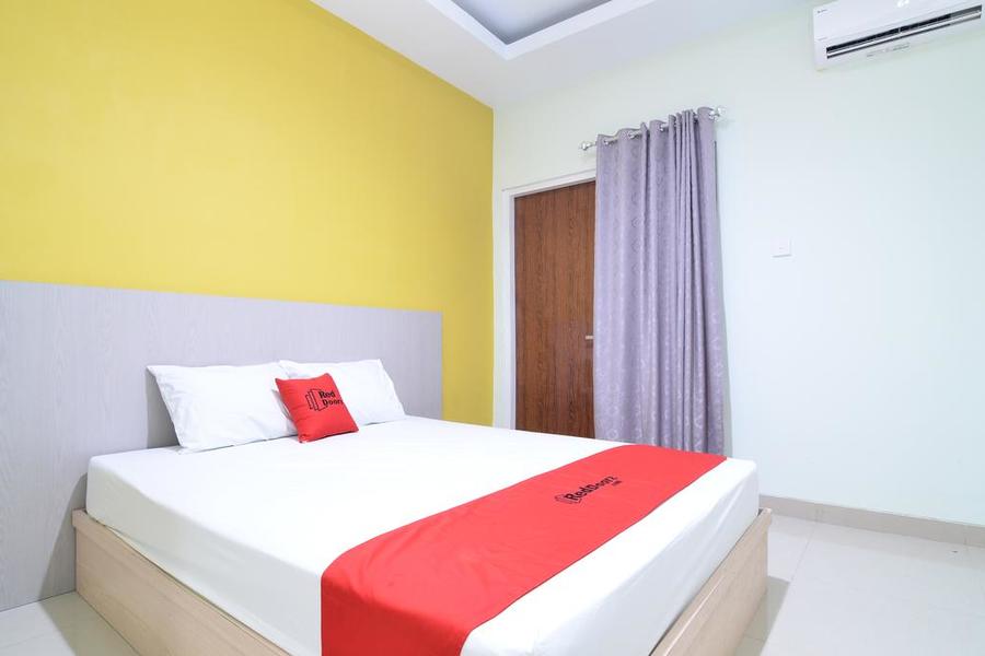 Reddoorz Plus Near Museum Keraton Surakarta 1/16
