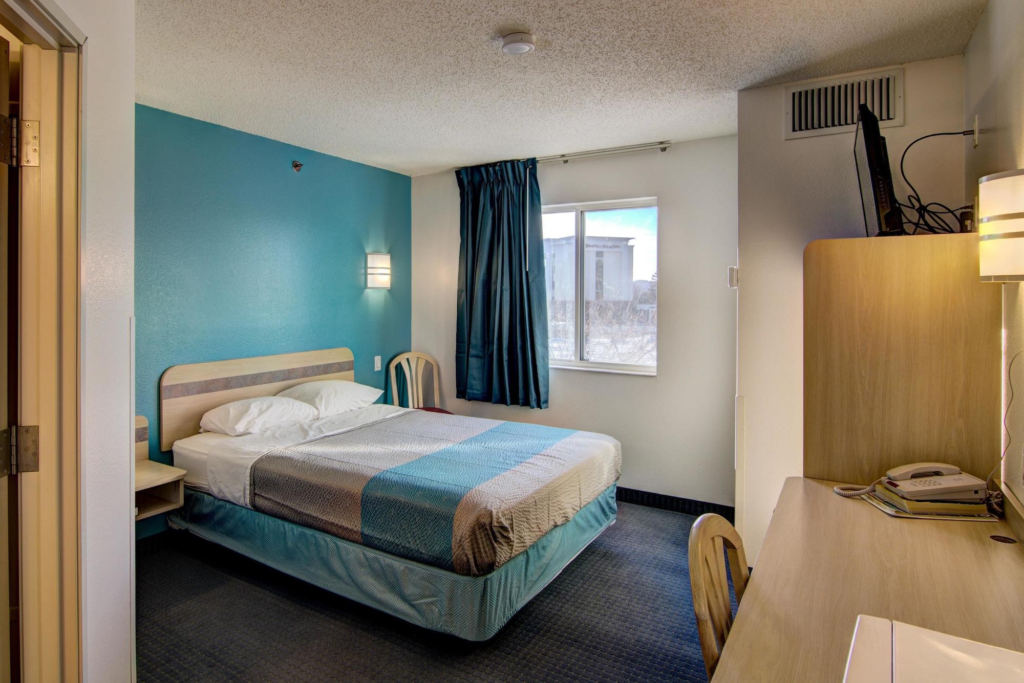 غرفة بسرير كوين، Econo Lodge Menomonie WI 3/5