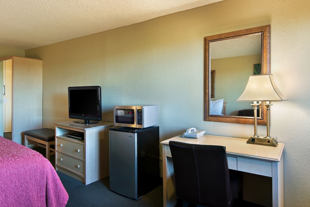 Oxnard Inn Lancaster, CA 47/59