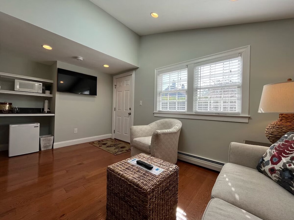 Beach Breeze Inn 25/50
