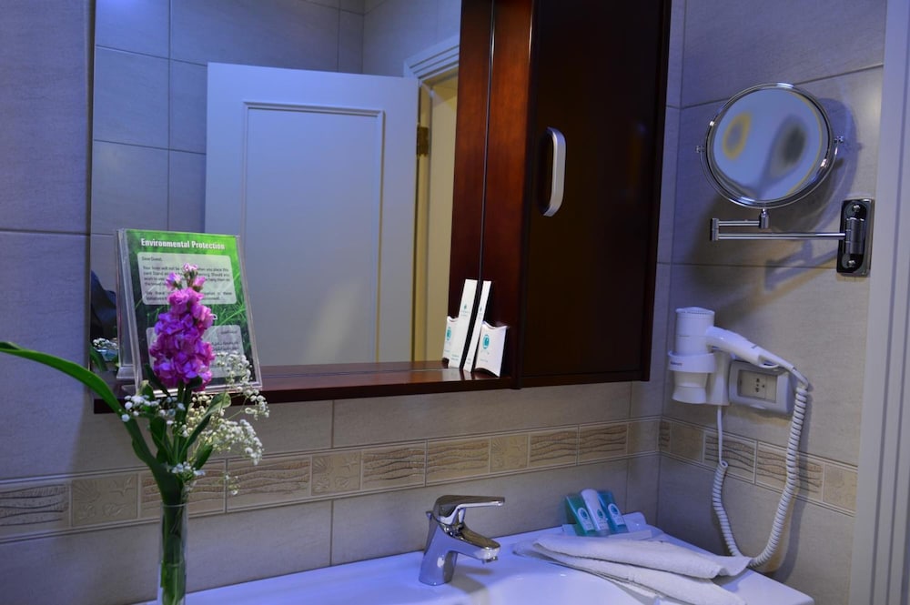 Comfort Hotel Suites 48/48
