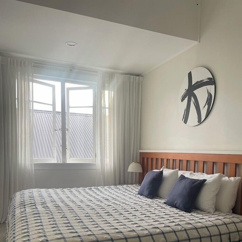 DELUXE, KING BED