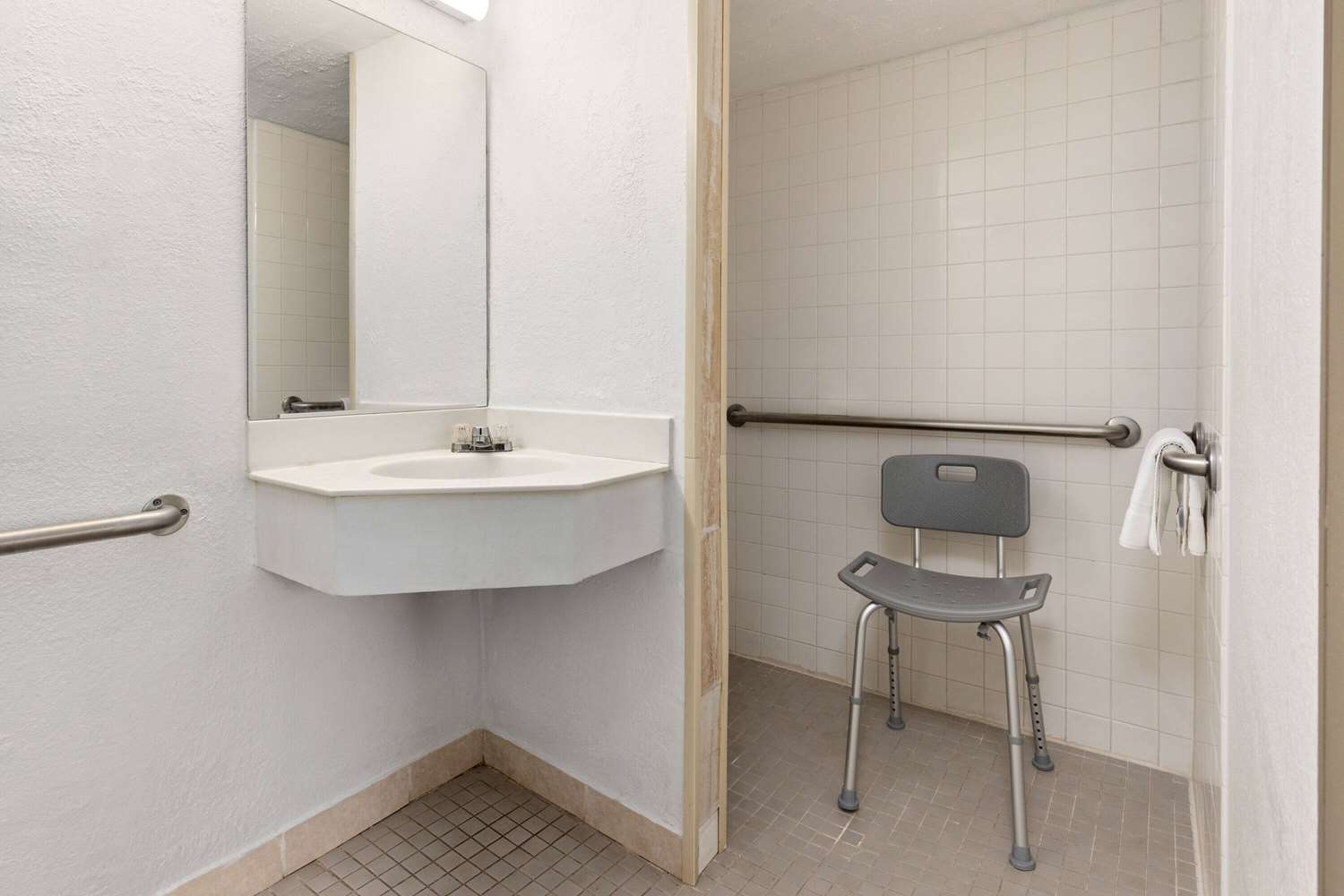 Days Inn & Suites by Wyndham Indianapolis Airport East 20/28