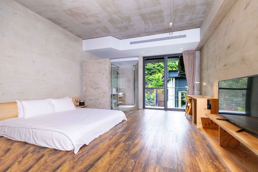 EXCLUSIVE, KING BED, BALCONY