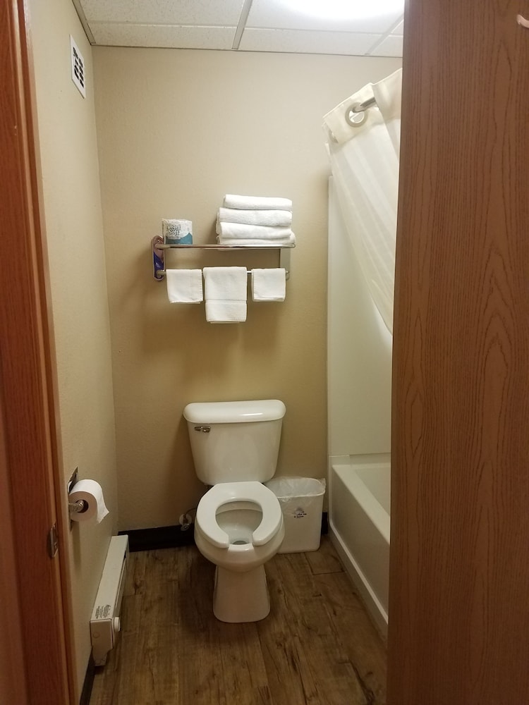 Americas Best Value Inn & Suites Bismarck 8/31
