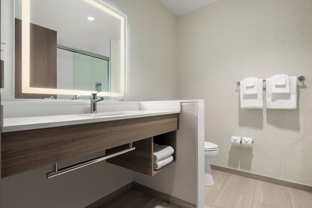جناح بسريرين كوين لذوي الإعاقة، Holiday Inn Express & Suites Overland Park South 8/10