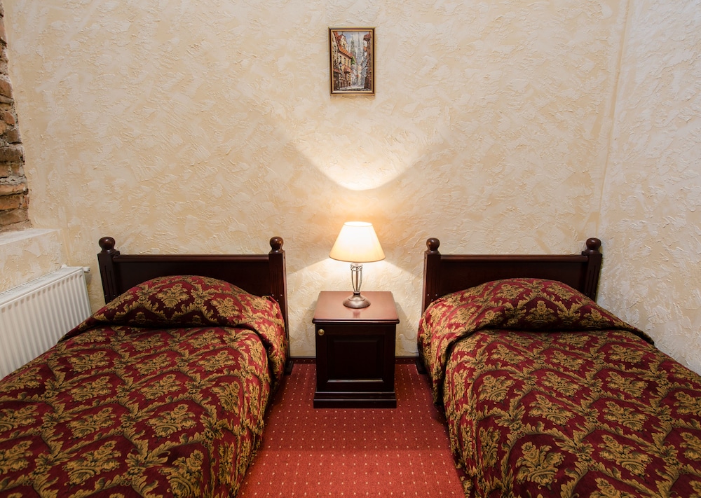 Monte Kristo Hotel 78/95