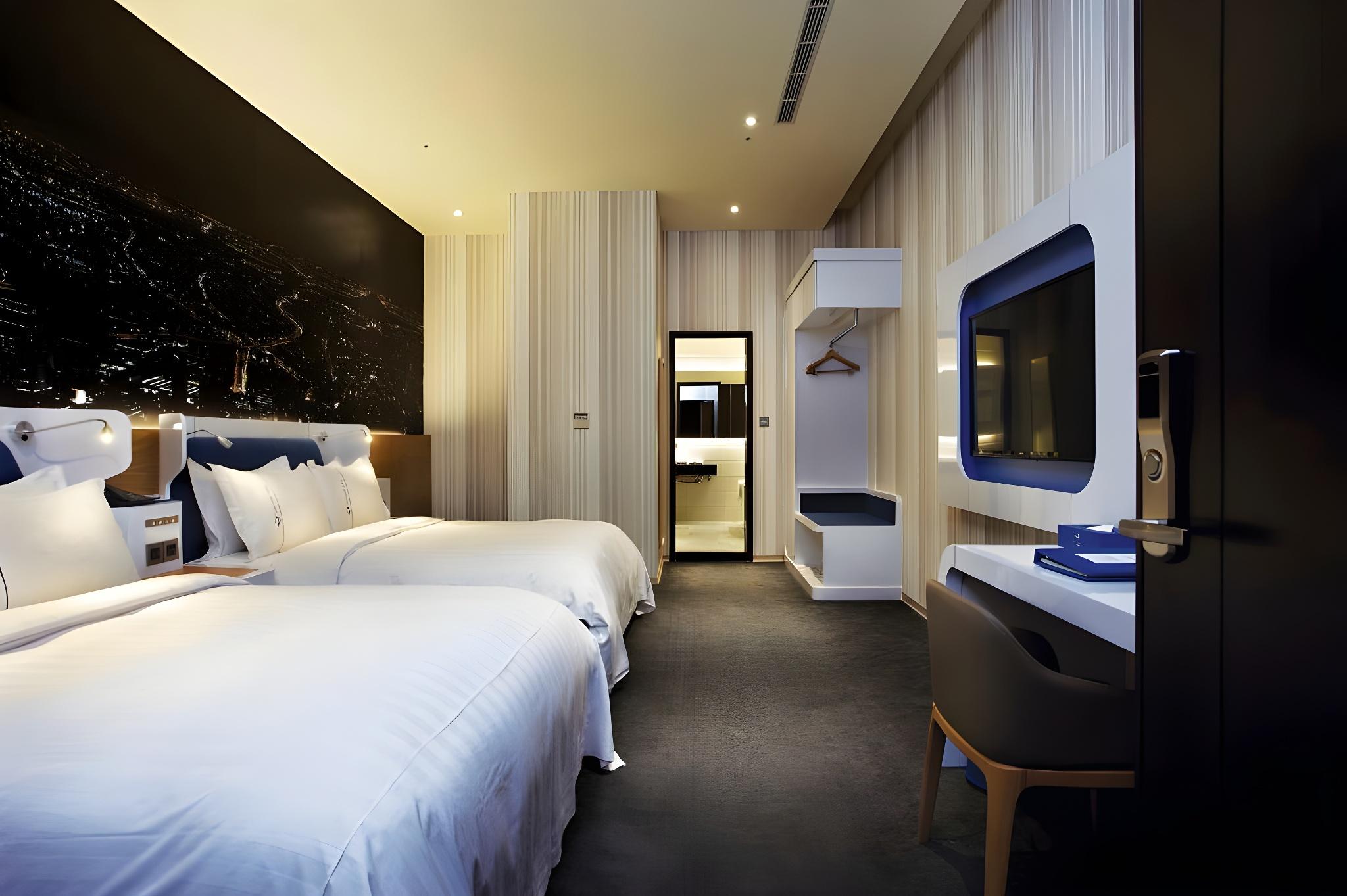 Family, 2 Double Beds, No Window