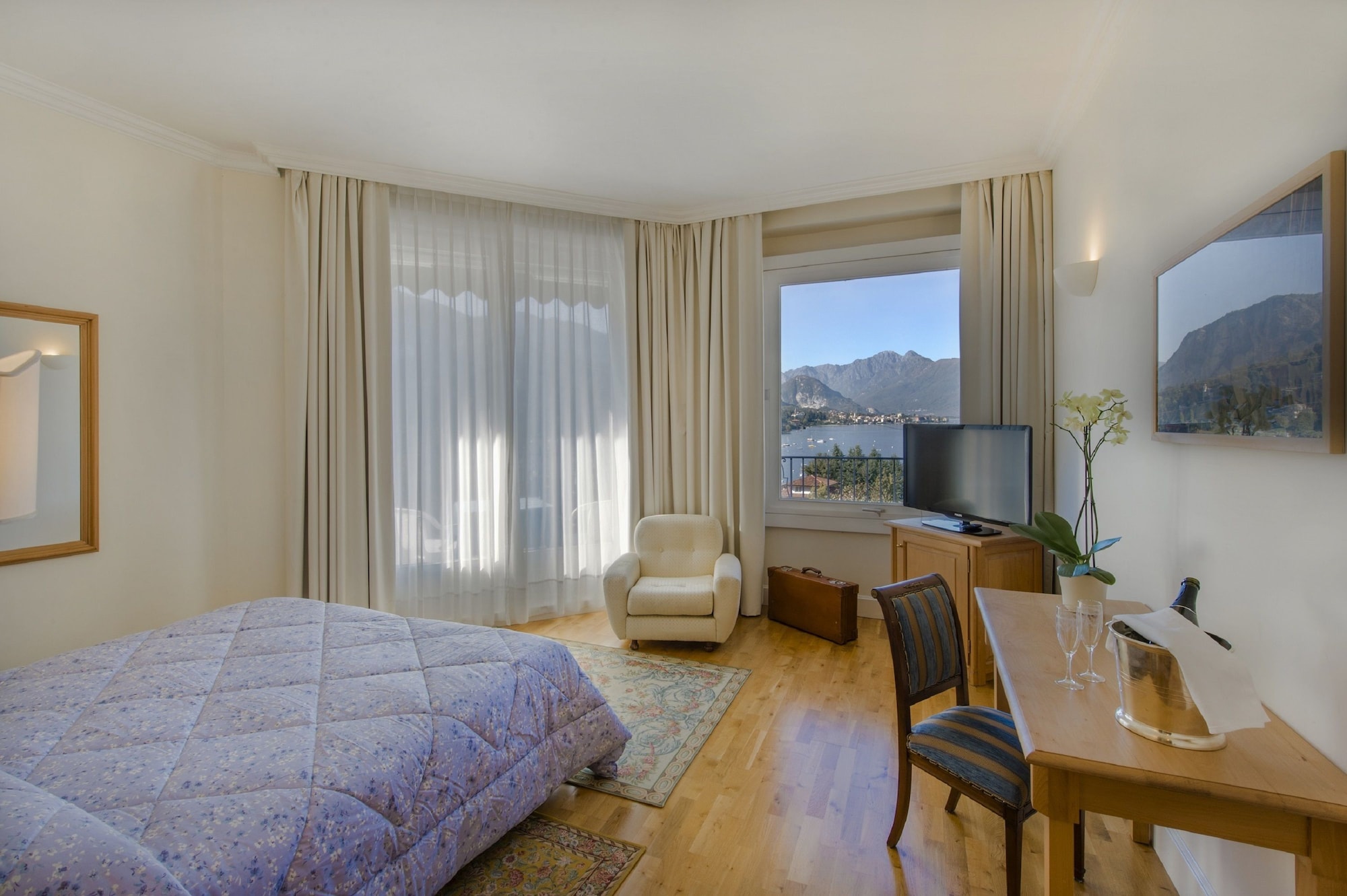 ROOM, DOUBLE OR TWIN BED, LAKE VIEW