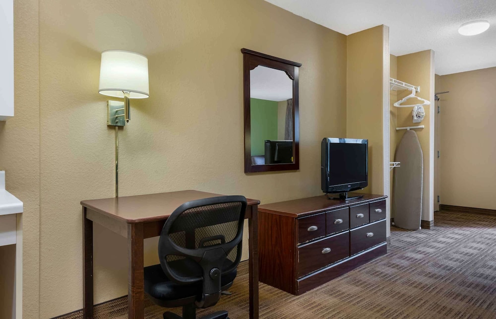 Extended Stay America Select Suites Gainesville I-75 12/33