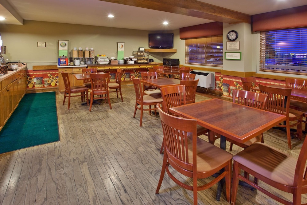 Travelodge Suites by Wyndham Regina / Eastgate Bay 57/71