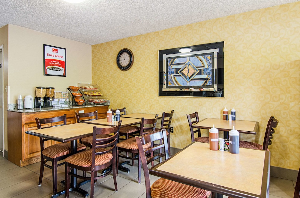 Econo Lodge Lynchburg, VA 30/50
