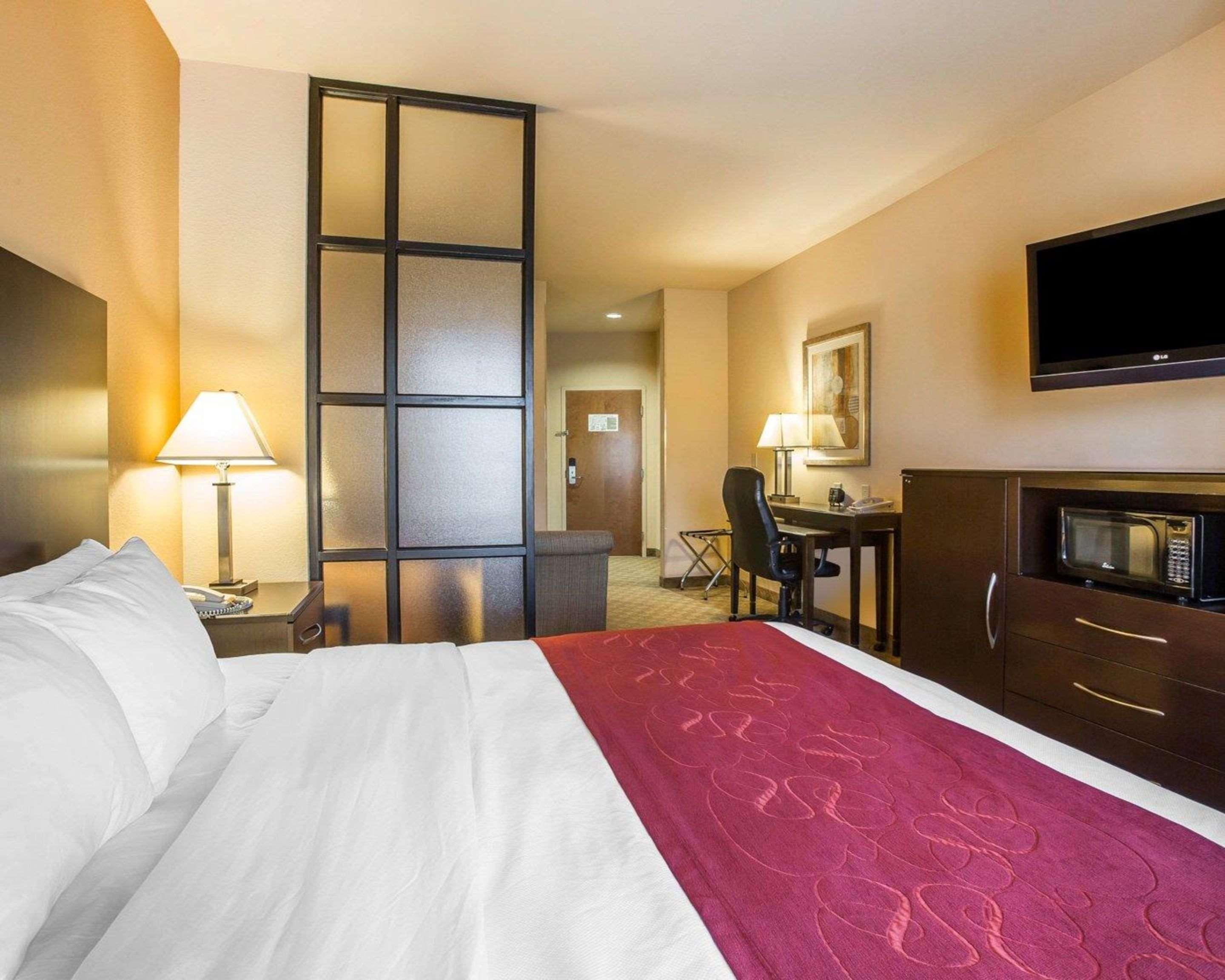 SUITE, KING BED, ACCESSIBLE