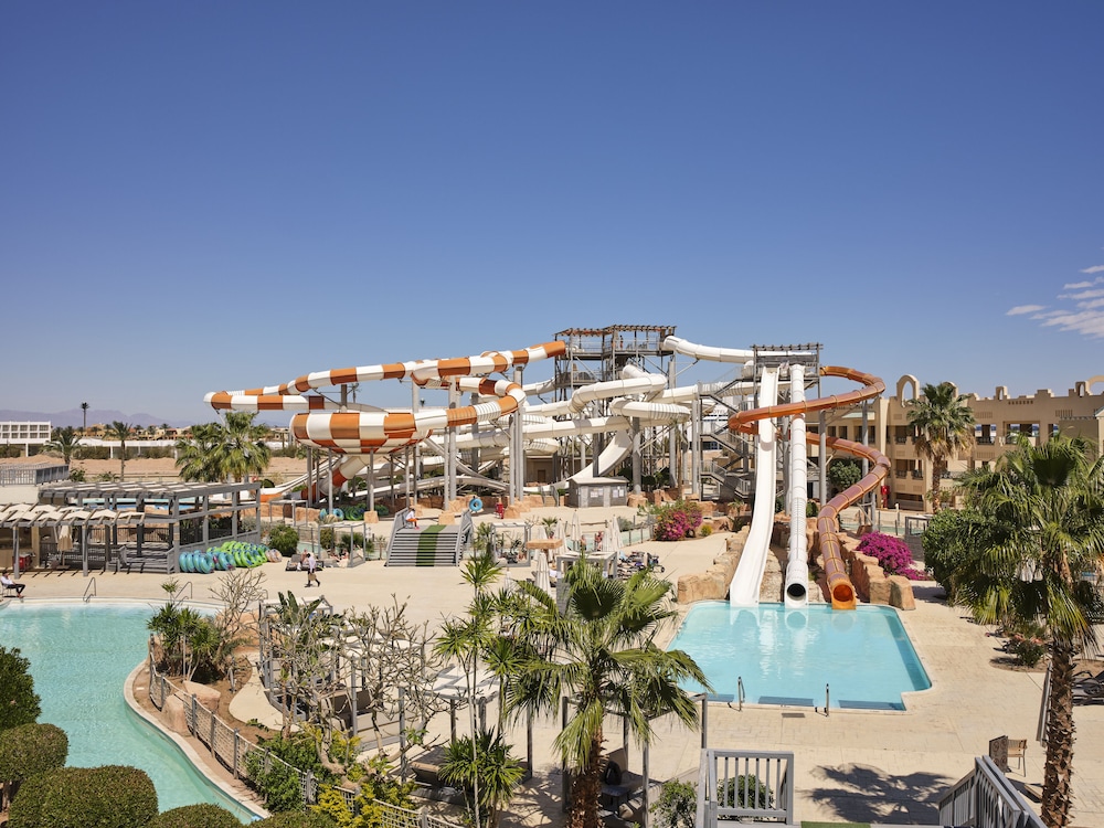 Coral Sea Water World Resort 70/73