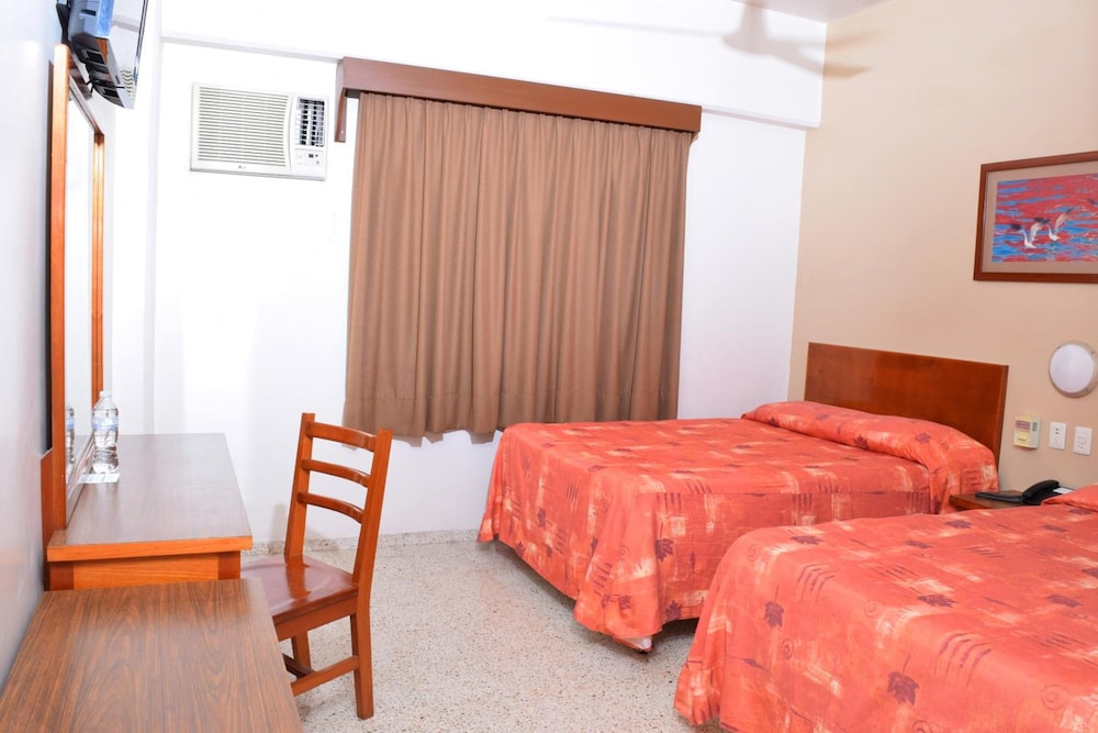 Hotel Delfines 32/65