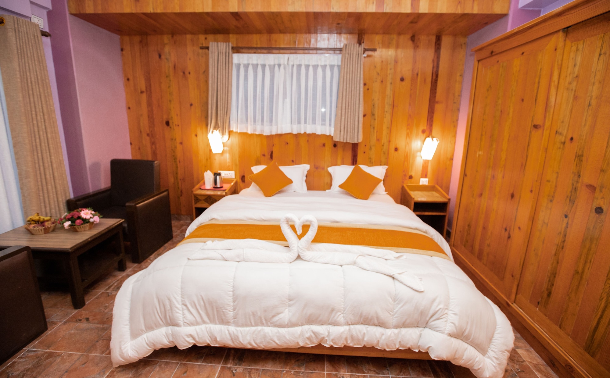 DELUXE, KING BED