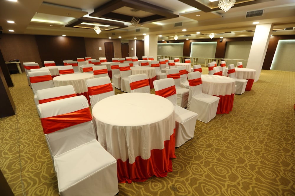 OYO Premium Airport Avinashi Road 15/17
