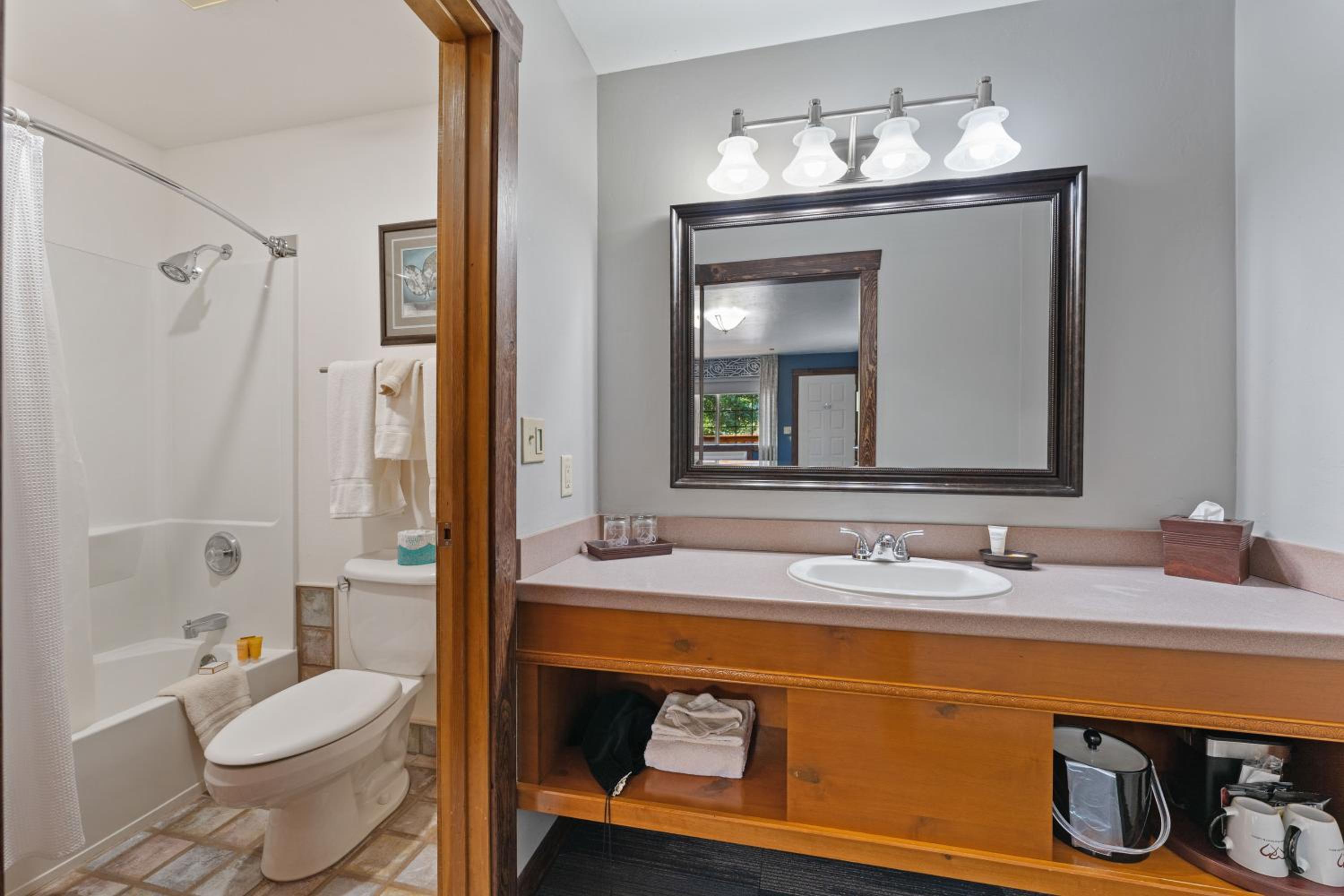 Room, 2 Queen Beds, Desert Rose Resort & Cabins 4/6