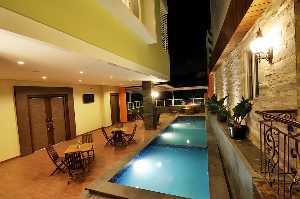 Pose In Hotel Solo 29/48