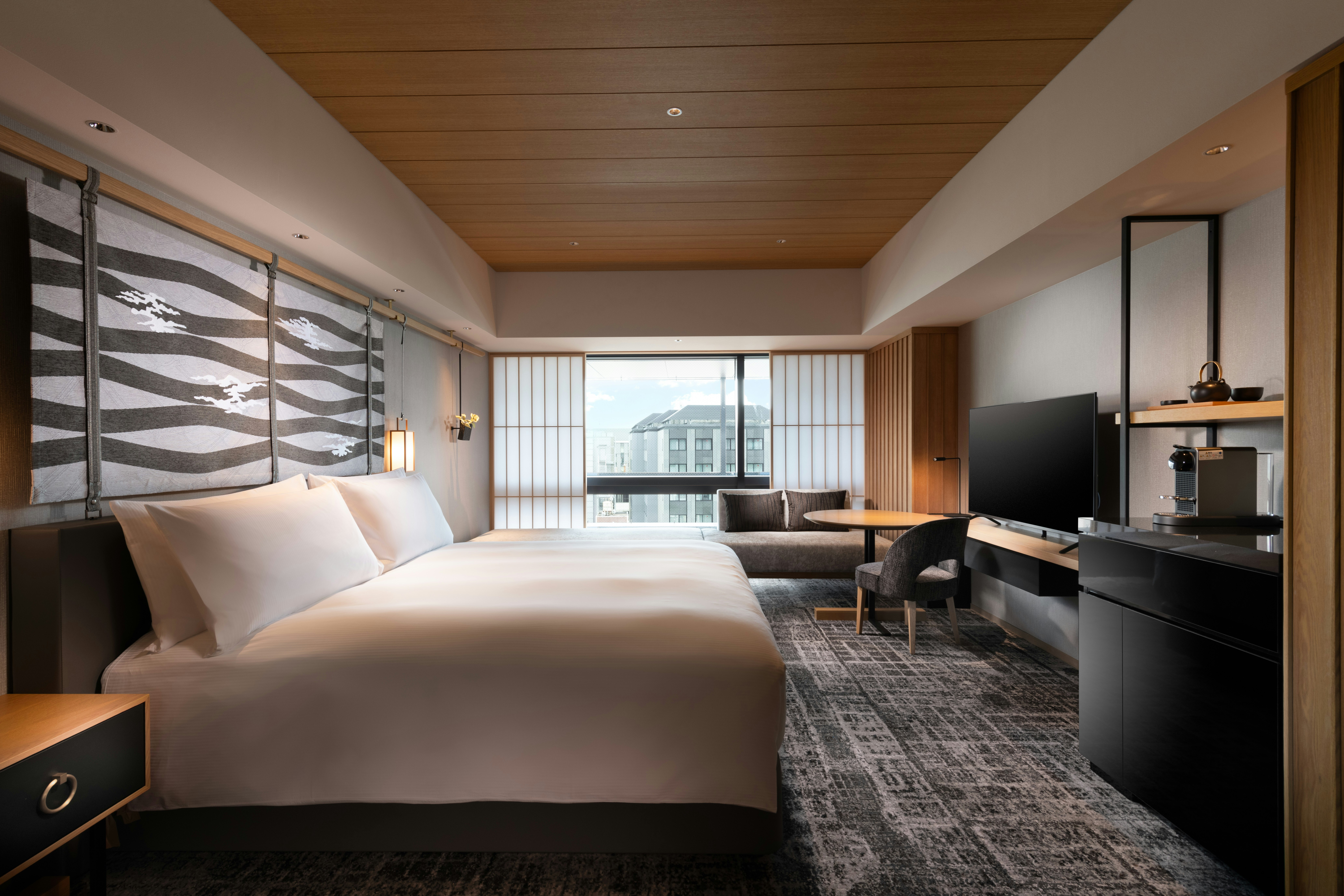 EXECUTIVE, KING BED
