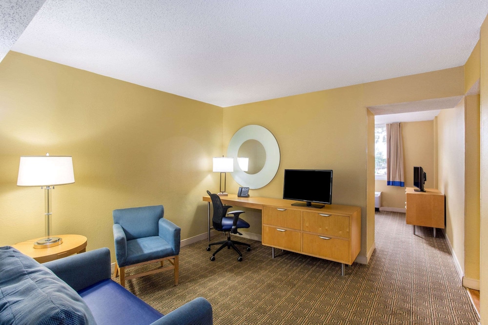 La Quinta Inn & Suites by Wyndham Sarasota Downtown 33/52