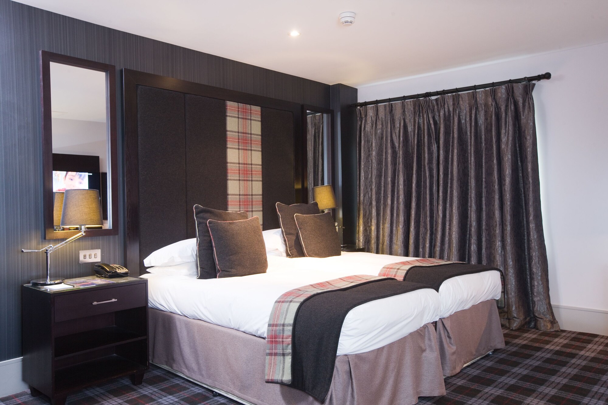CLUB, TWIN BEDS