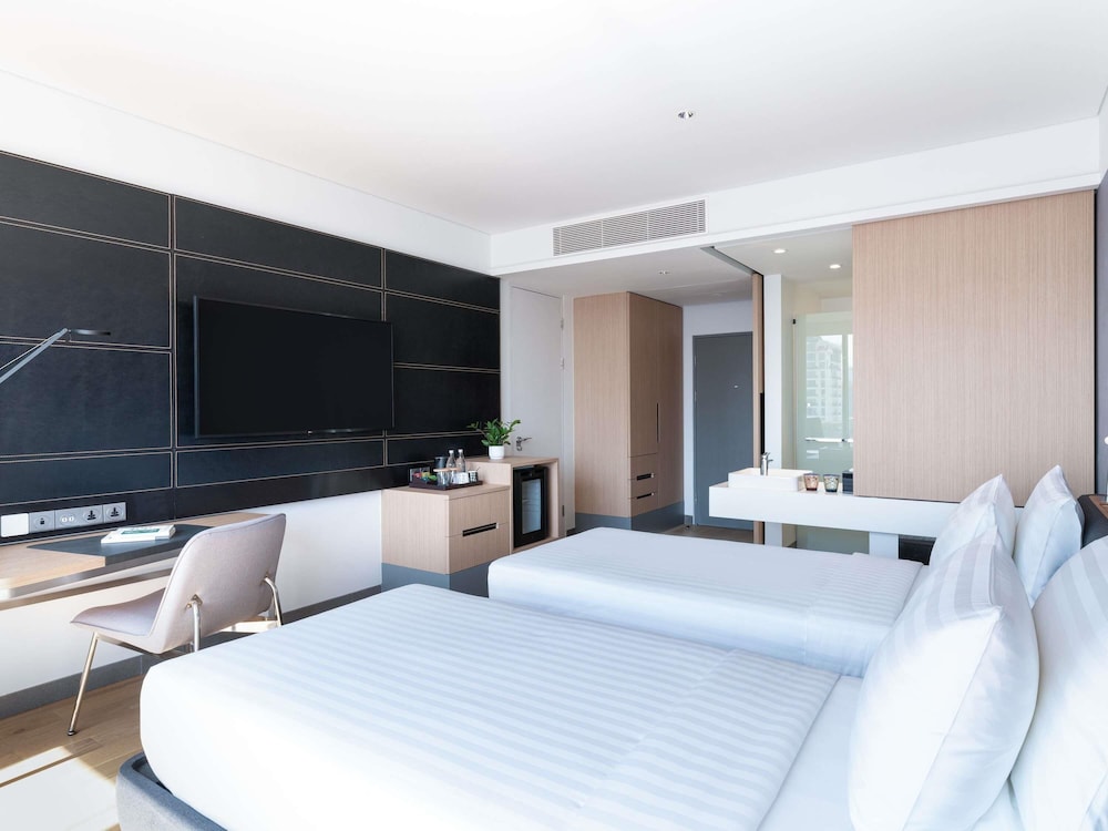 SUPERIOR, TWIN BEDS, CITY VIEW