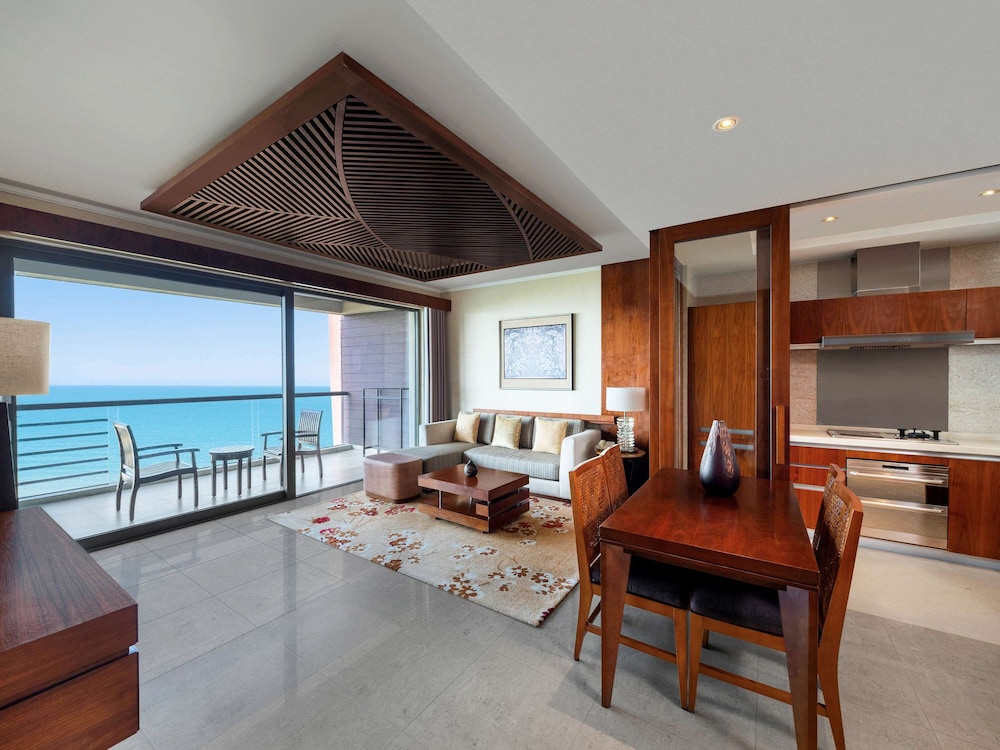 Pullman Oceanview Sanya Bay Resort and Spa 54/76