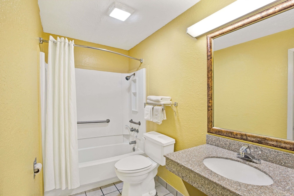 Super 8 by Wyndham La Marque TX/Texas City Area 6/12