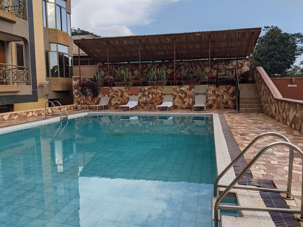 Prestige Hotel Suites 28/50