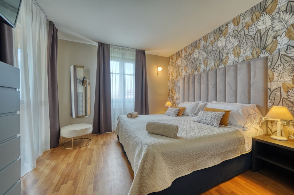 2 BEDROOMS, FAMILY SUITE, LAKE VIEW