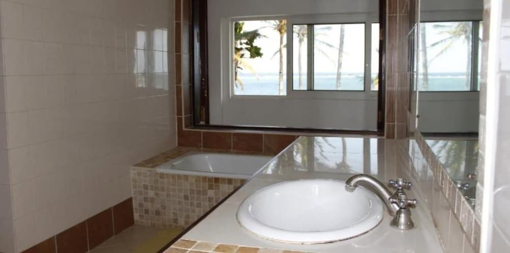 Ocean View Nyali Boutique 20/20