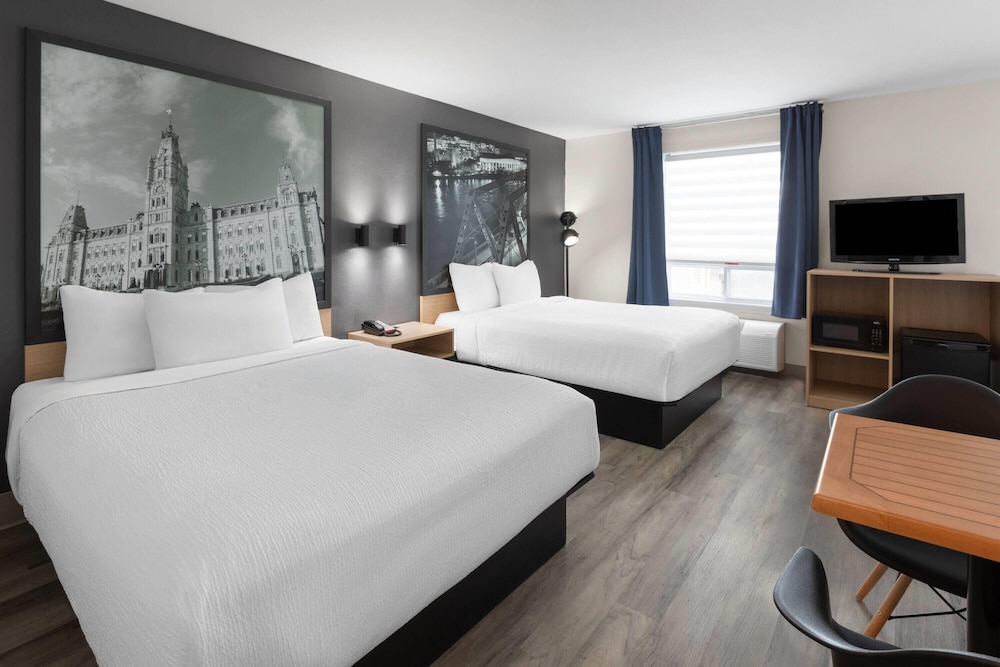 جناح بسرير كينج مع أريكة بجاكوزي، Super 8 By Wyndham Quebec City 6/10