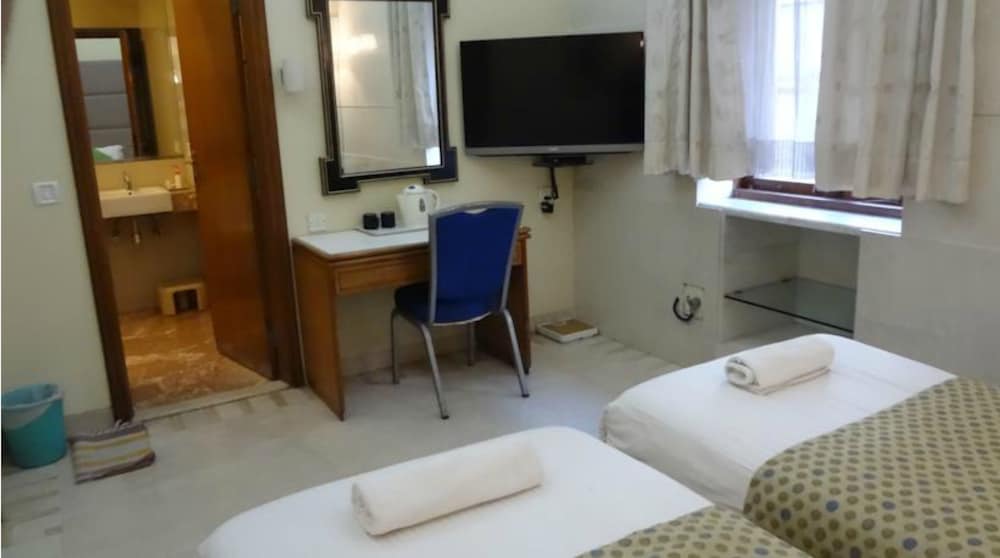 Regent Hotel 29/38