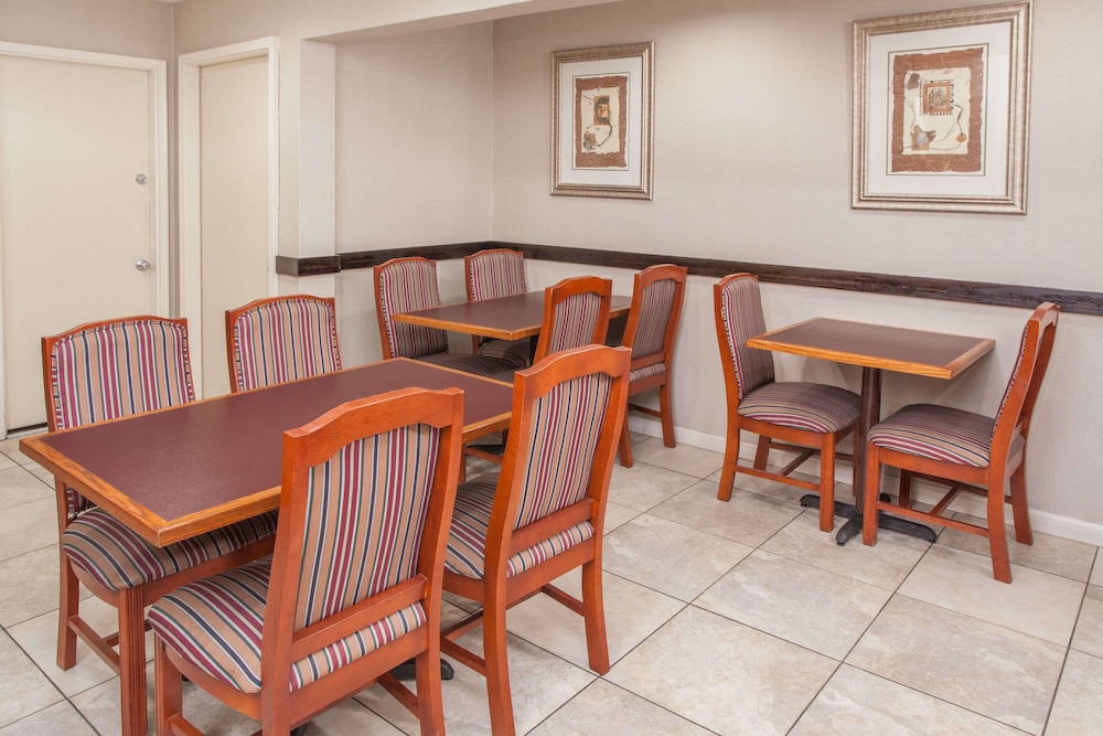 Days Inn by Wyndham Fort Wayne 14/21