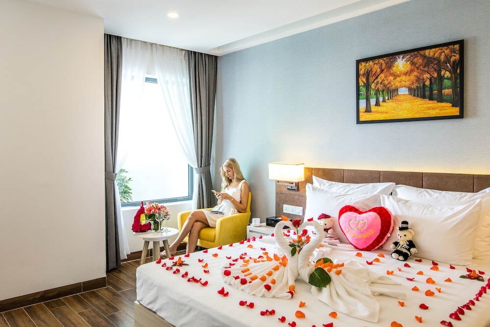 Senior, Queen Bed, Sea View, Hon Chong Retreat Nha Trang 3/10