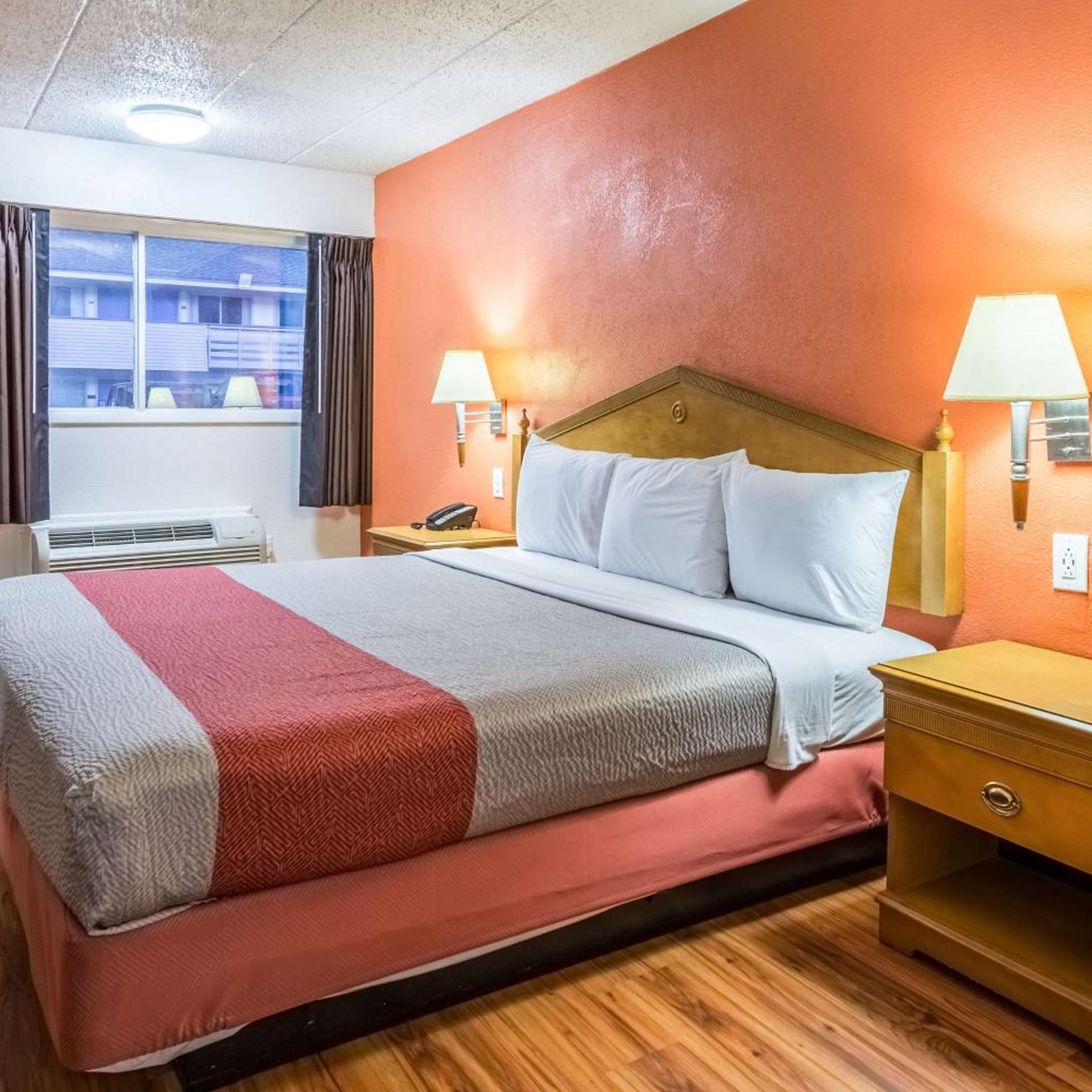 1 King Bed - Smoking, Motel6 Grove City, OH 5/10