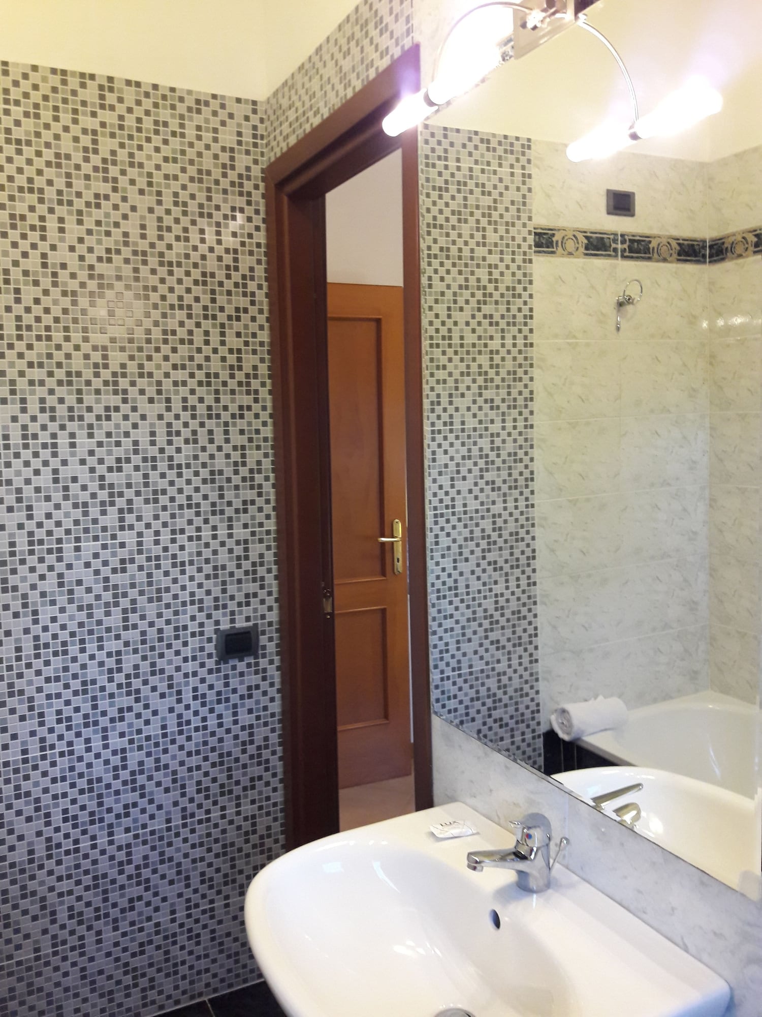 ROOM, SINGLE, DOUBLE BED