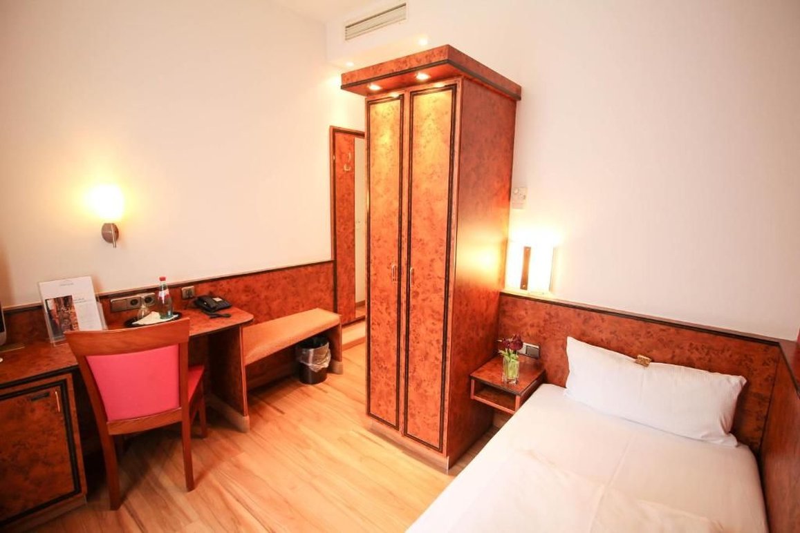 ROOM, SINGLE