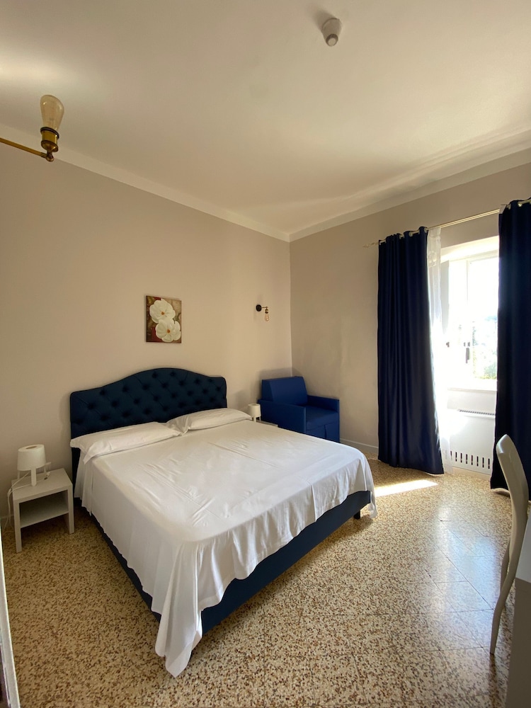 Private, Queen Bed