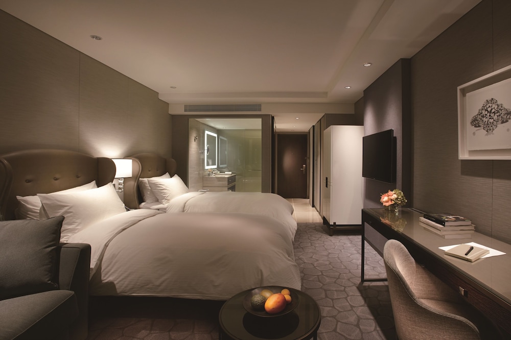 Paradise Hotel Busan 23/75