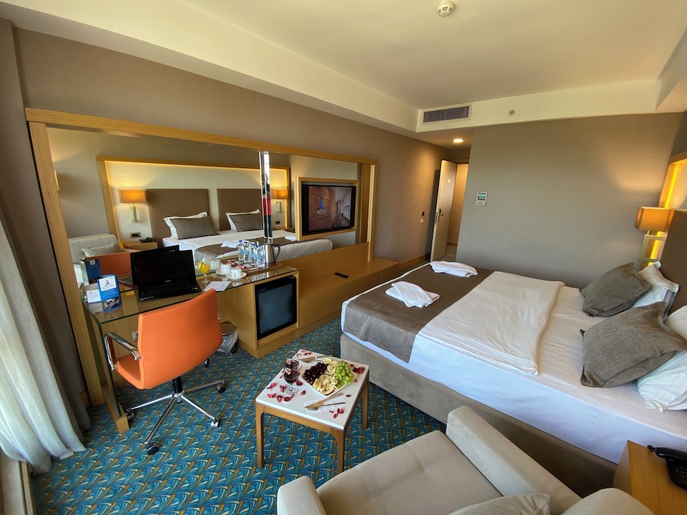 ROOM, DOUBLE OR TWIN BED, BALCONY