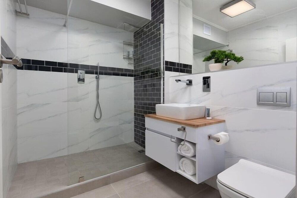 Century City Boutique Apartments 48/50