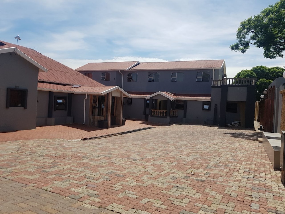 Central Lodge Hotels (ex. Country City Lodge) 18/25
