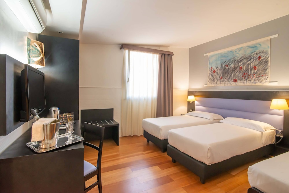Hotel Aphrodite 12/48