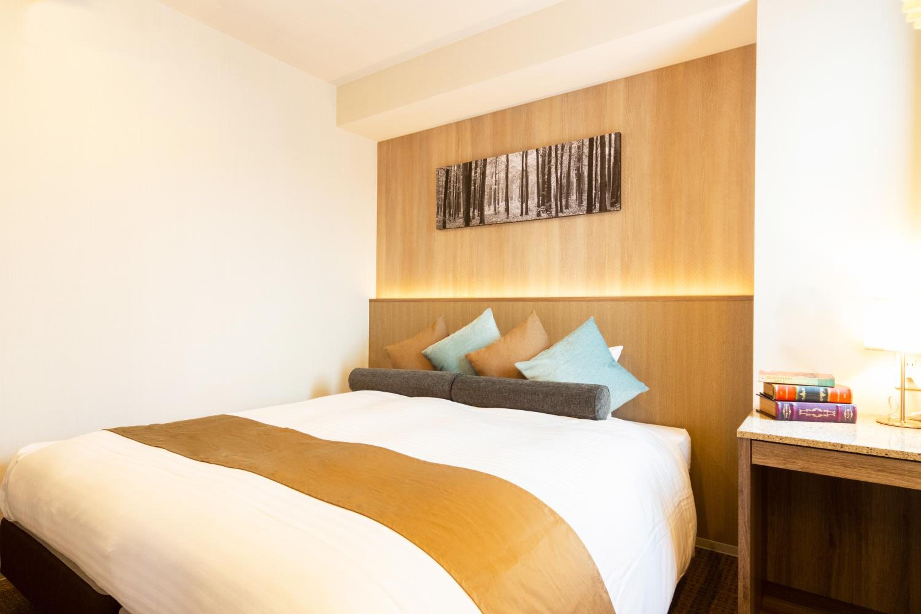 ROOM, DOUBLE BED
