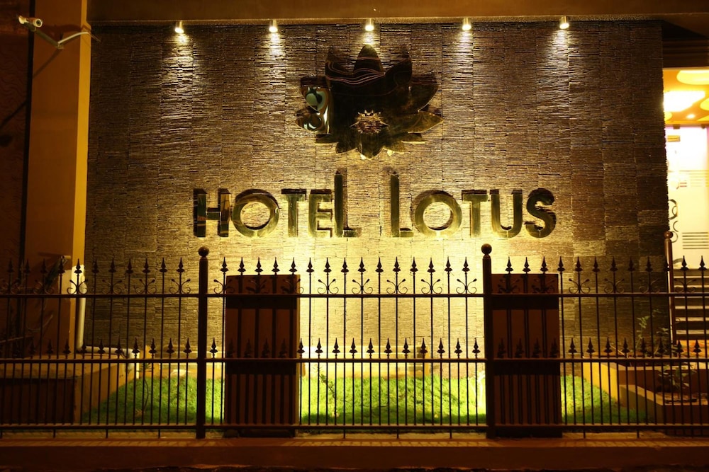 Hotel Lotus 4/42