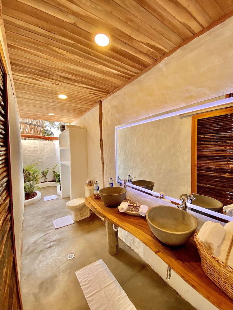 RCH Luxury Hotel & Pool 25/50