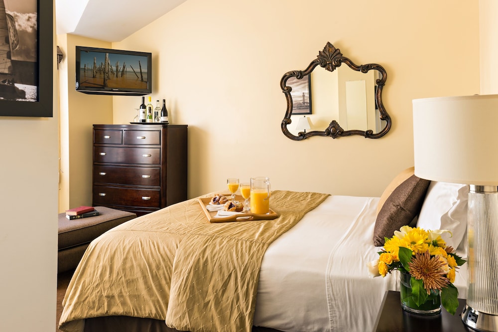 Crowne Pointe Historic Inn Spa 19/75