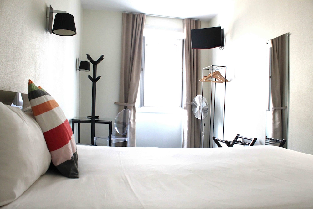 HOTEL HENRI IV 27/69